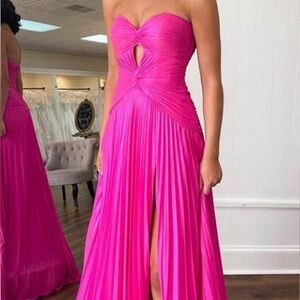 size 4 beautiful prom dress that didnt fit me!!! amazing quality